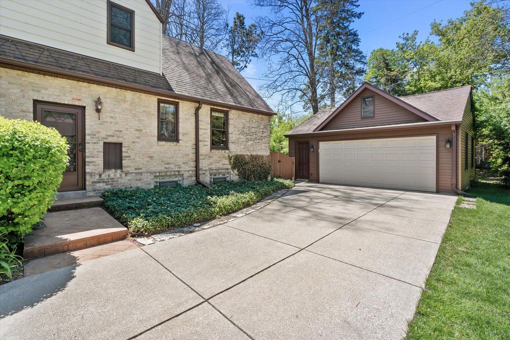 Photo of 7015 N Milwaukee River PARKWAY, Glendale, WI 53209 (MLS # 1959346)