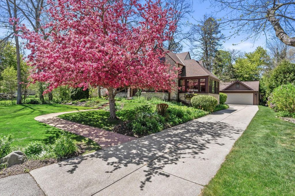 Photo of 7015 N Milwaukee River PARKWAY, Glendale, WI 53209 (MLS # 1959346)