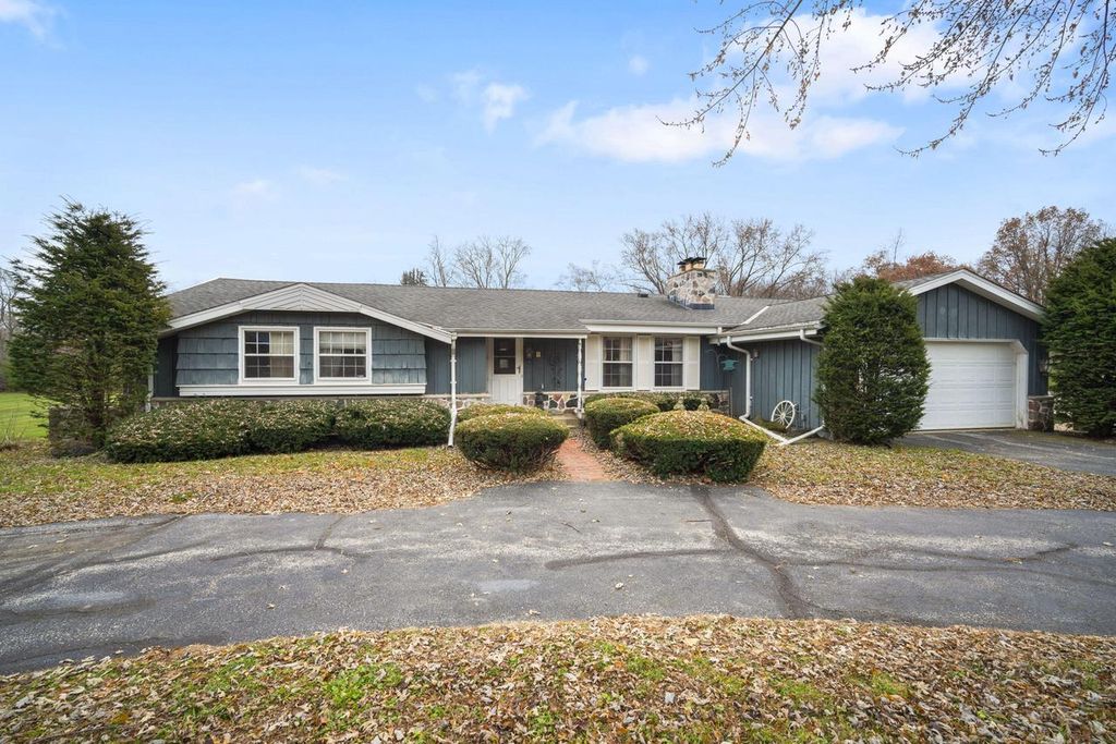 Photo of W275S3302 Burnell DRIVE, Waukesha, WI 53189 (MLS # 1943869)