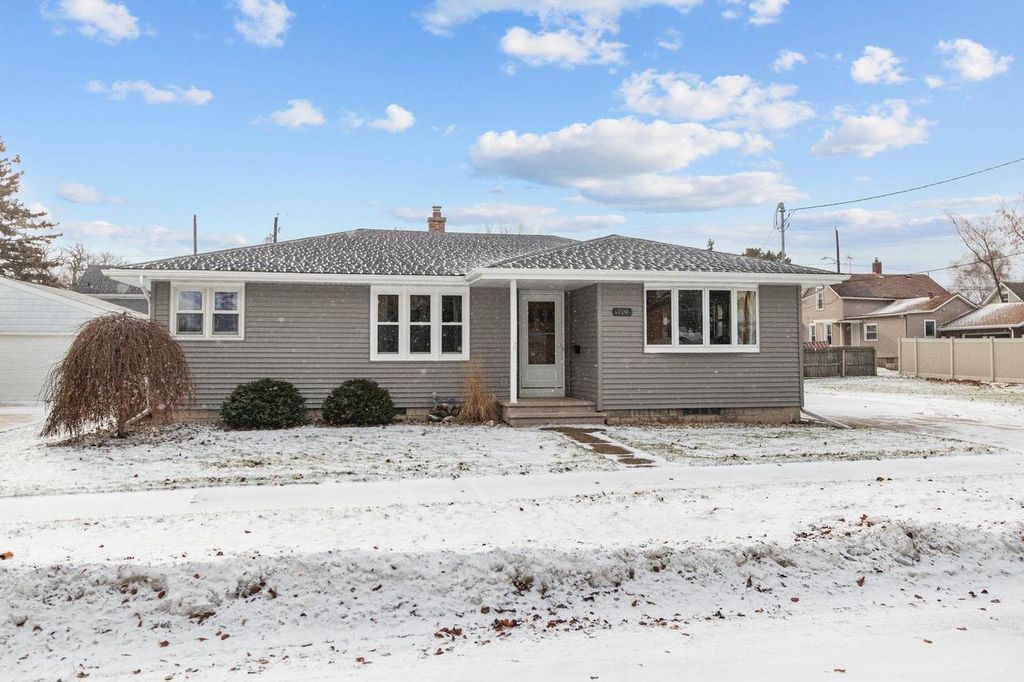 Photo of 719 W 8th AVENUE, Oshkosh, WI 54902 (MLS # 50320289)
