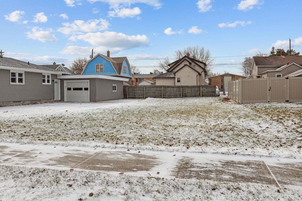 Photo of 719 W 8th AVENUE, Oshkosh, WI 54902 (MLS # 50320289)