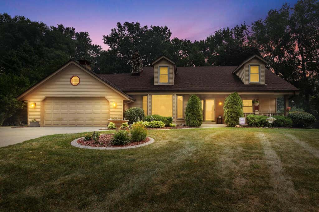 Photo of N22W22227 Meadowood COURT, Waukesha, WI 53186 (MLS # 1972366)