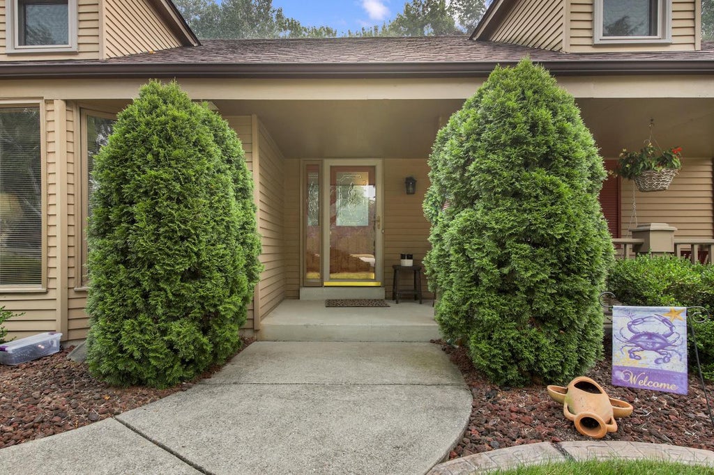 Photo of N22W22227 Meadowood COURT, Waukesha, WI 53186 (MLS # 1972366)