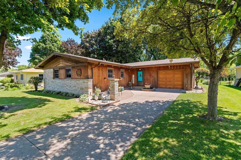 Photo of 169 W 25th AVENUE, Oshkosh, WI 54902 (MLS # 50327991)