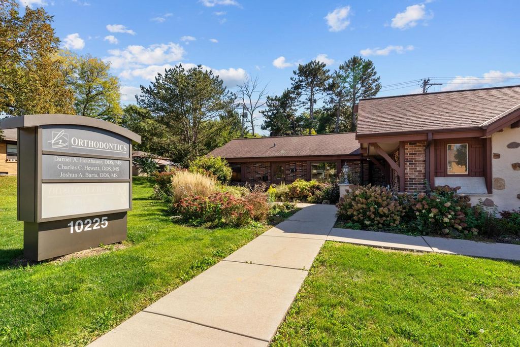 Photo of 10225 W Capitol DRIVE #B, Wauwatosa, WI 53222 (MLS # 1937270)