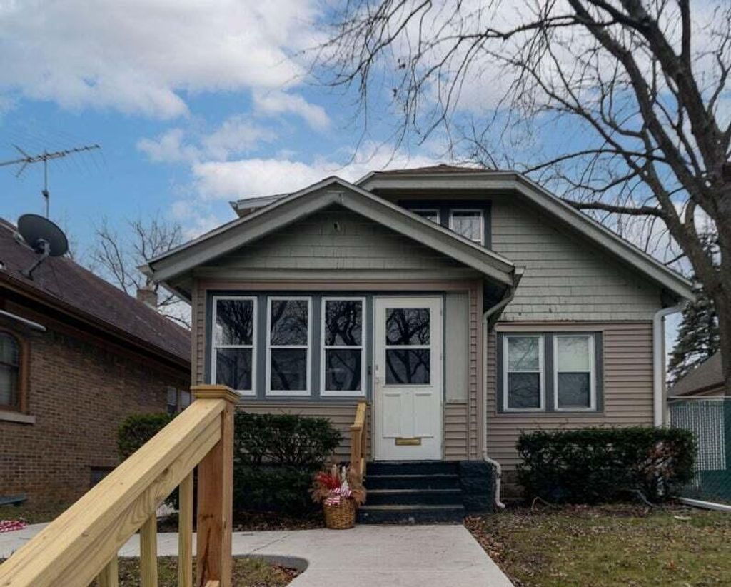 Photo of 5549 N 33rd STREET, Milwaukee, WI 53209 (MLS # 1941482)