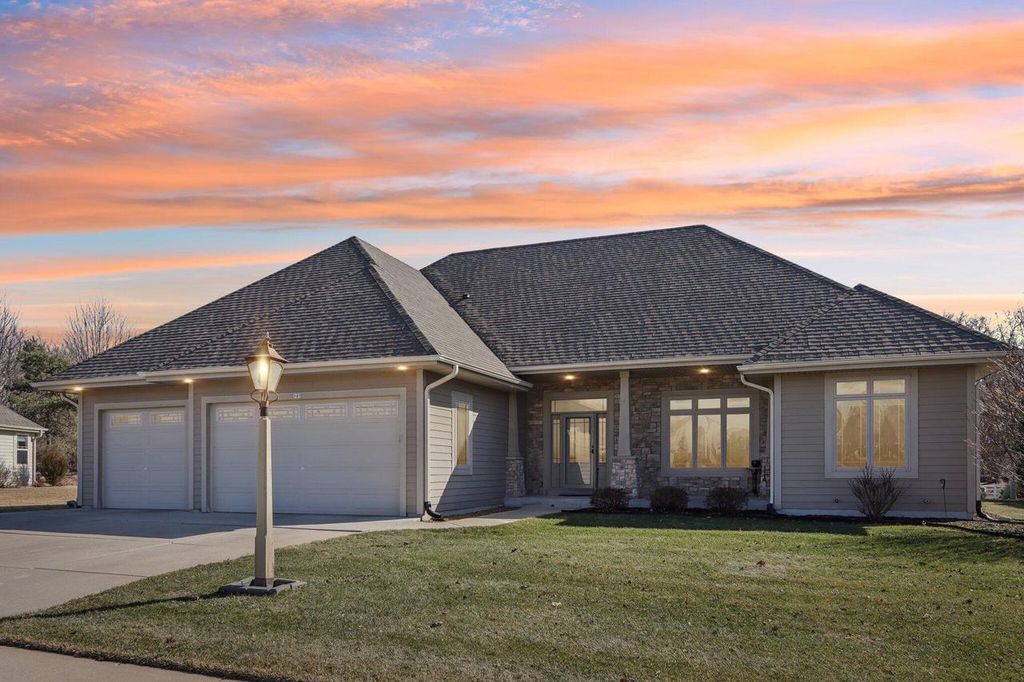 Photo of 987 Prairieview CIRCLE, Oconomowoc, WI 53066 (MLS # 1951100)