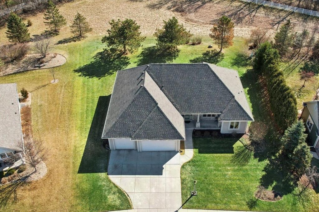 Photo of 987 Prairieview CIRCLE, Oconomowoc, WI 53066 (MLS # 1951100)