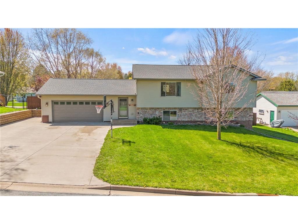 Photo of 1140 Eulaine CIRCLE, Hammond, WI 54015 (MLS # 7064004)