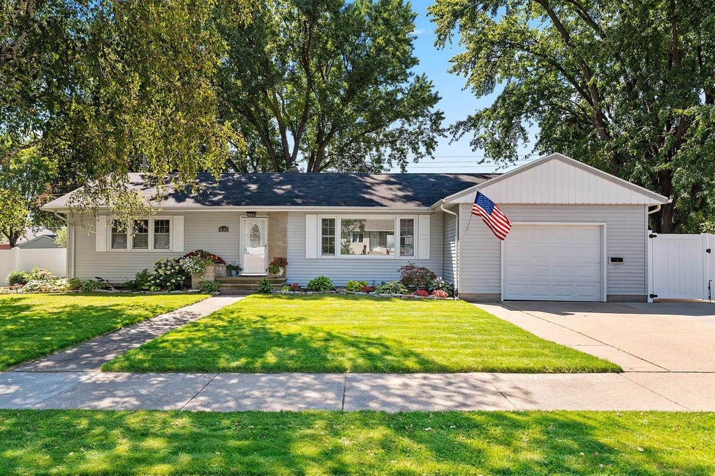 Photo of 825 W Marquette STREET, Appleton, WI 54914 (MLS # 50331604)