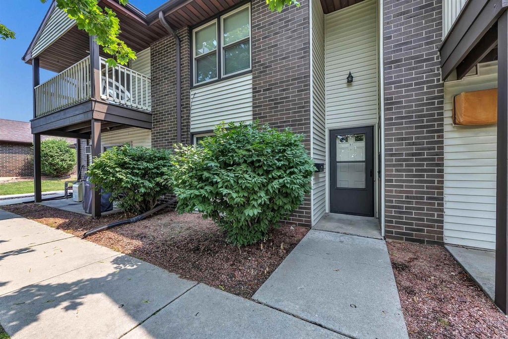 Photo of 1045 Marvelle LANE #B1, Green Bay, WI 54304 (MLS # 50330811)