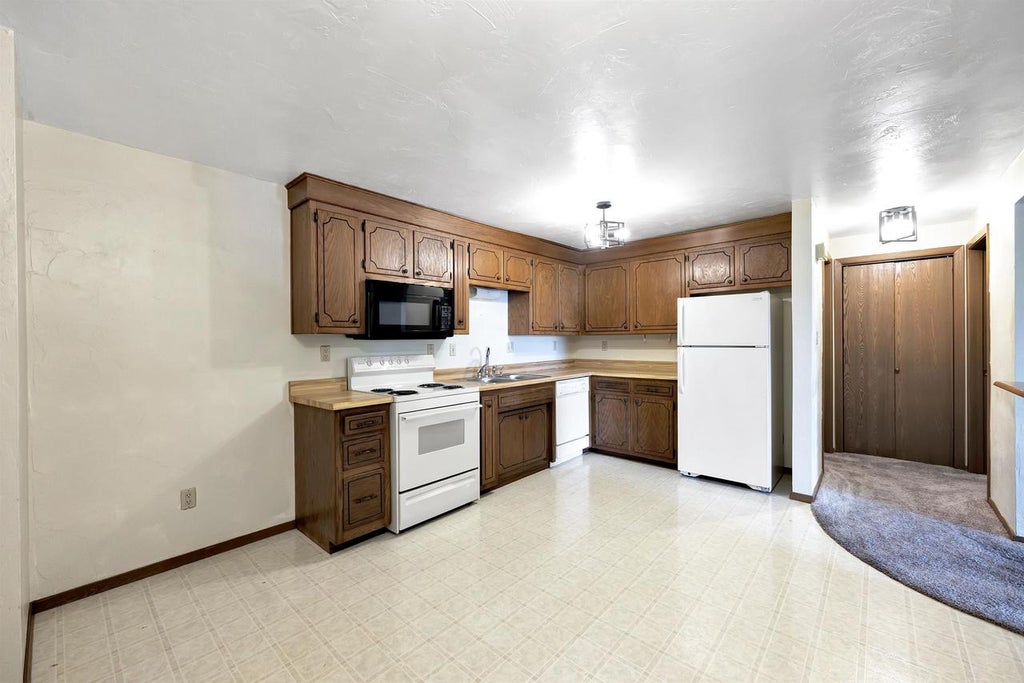Photo of 1045 Marvelle LANE #B1, Green Bay, WI 54304 (MLS # 50330811)