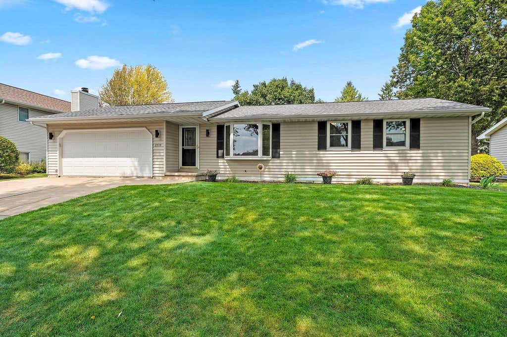 Photo of 2559 Wildflower Row, Green Bay, WI 54311 (MLS # 50330459)