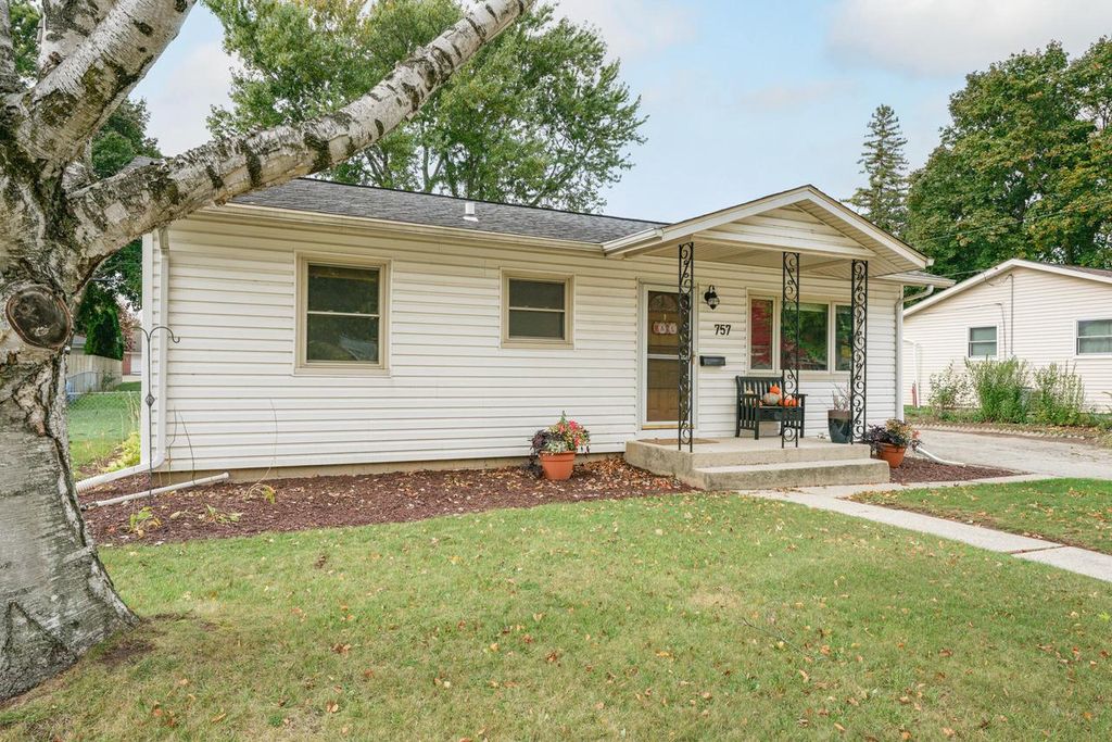 Photo of 757 8th AVENUE, Grafton, WI 53024 (MLS # 1940321)