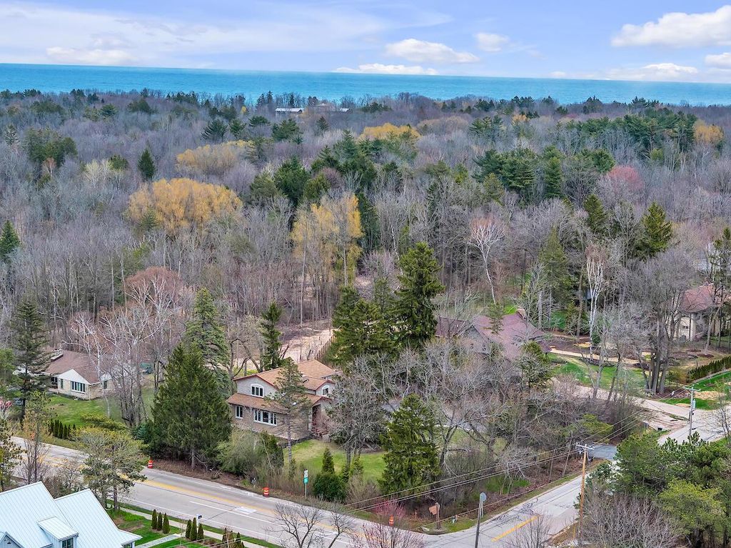 Photo of 8408 N Lake DRIVE, Fox Point, WI 53217 (MLS # 1955370)