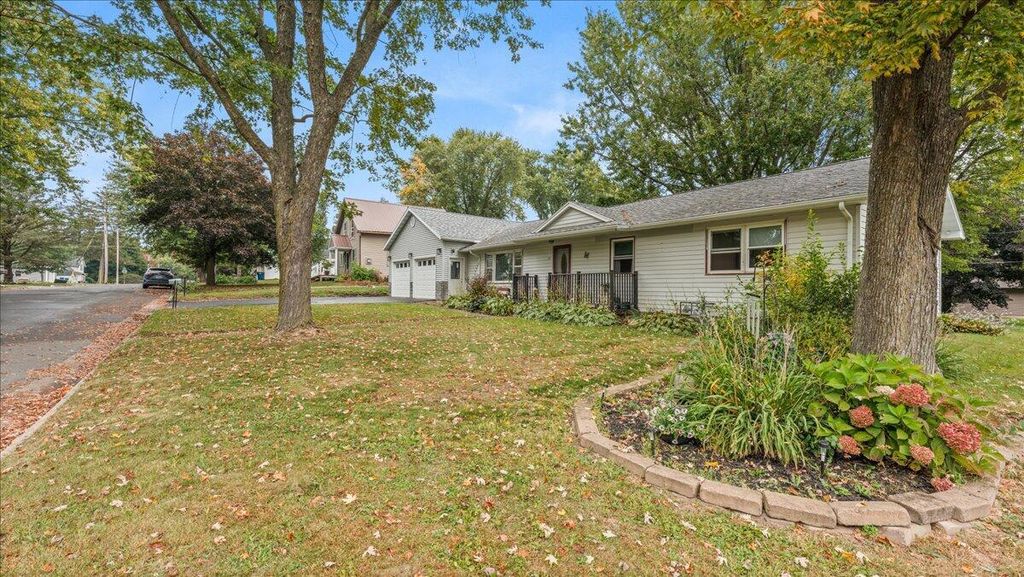 Photo of 727 Garfield AVENUE, Viroqua, WI 54665 (MLS # 1936791)