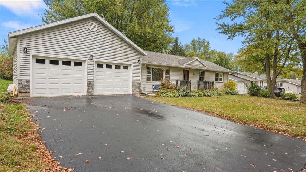 Photo of 727 Garfield AVENUE, Viroqua, WI 54665 (MLS # 1936791)