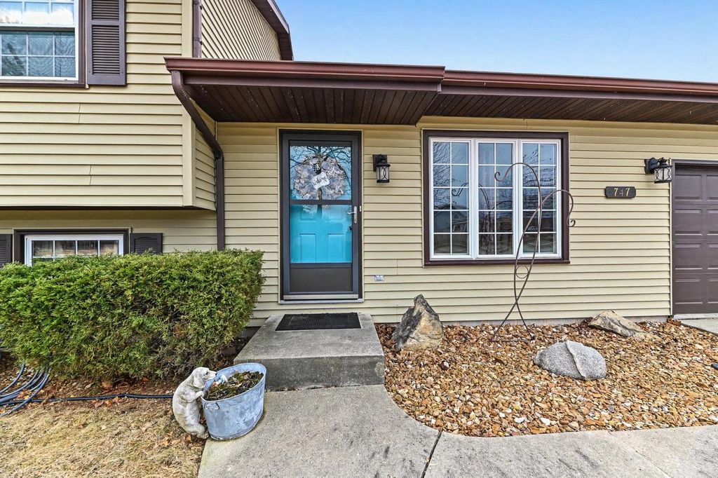 Photo of 747 E Quail RUN, Oak Creek, WI 53154 (MLS # 1951271)