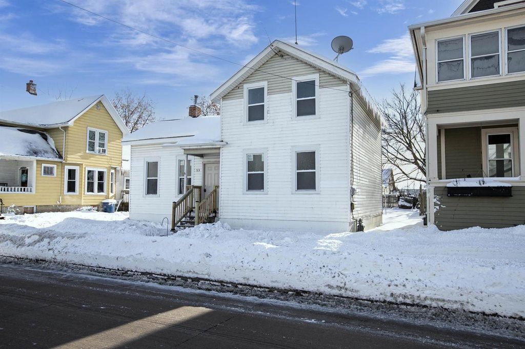 Photo of 321 E Parkway AVENUE, Oshkosh, WI 54901 (MLS # 50319139)