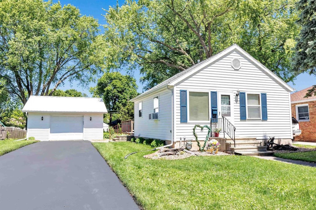 Photo of 1192 Bond STREET, Green Bay, WI 54303 (MLS # 50327913)
