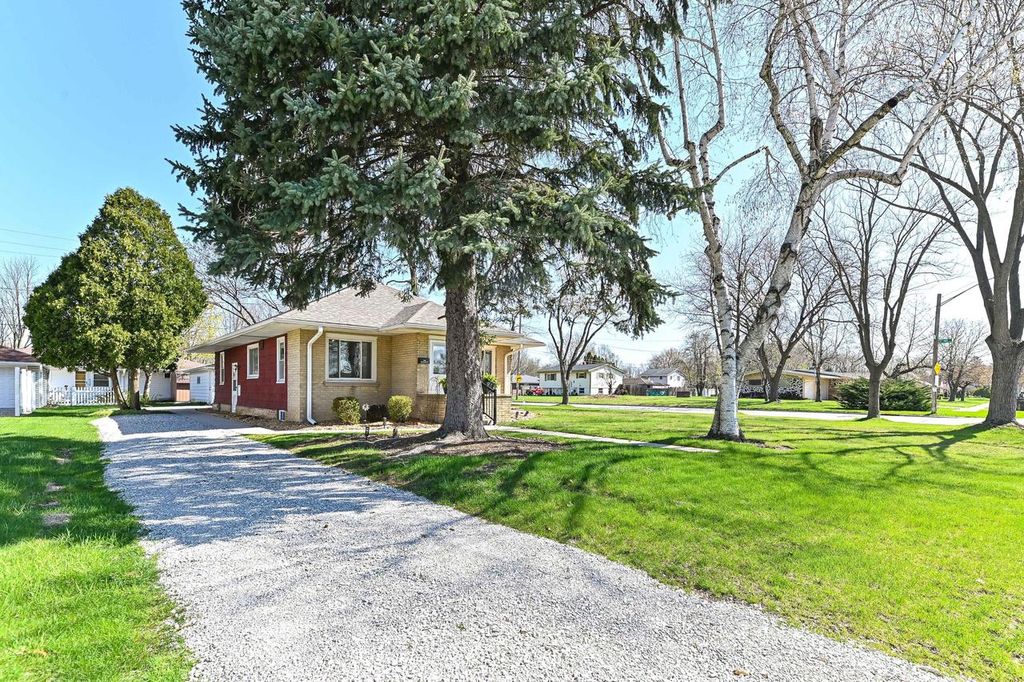 Photo of 1700 Menomonee AVENUE, South Milwaukee, WI 53172 (MLS # 1959419)