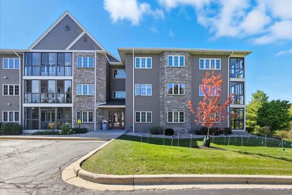 Photo of 201 Oconomowoc PARKWAY, Oconomowoc, WI 53066 (MLS # 1946265)