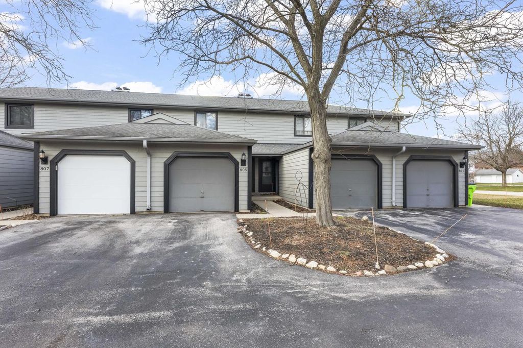 Photo of 805 S Imperial DRIVE, Hartland, WI 53029 (MLS # 1955755)