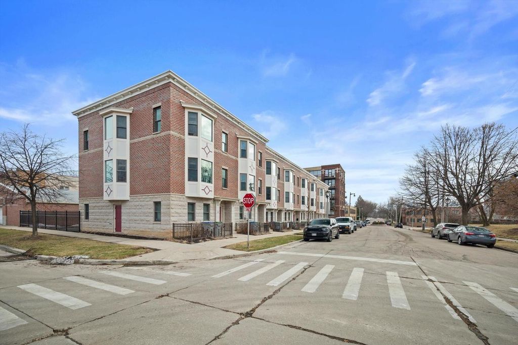 Photo of 220 E Reservoir AVENUE, Milwaukee, WI 53212 (MLS # 1954995)