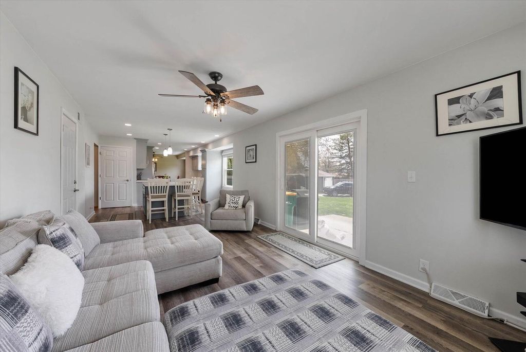 Photo of N97W16385 Tippicanoe COURT, Germantown, WI 53022 (MLS # 1947401)