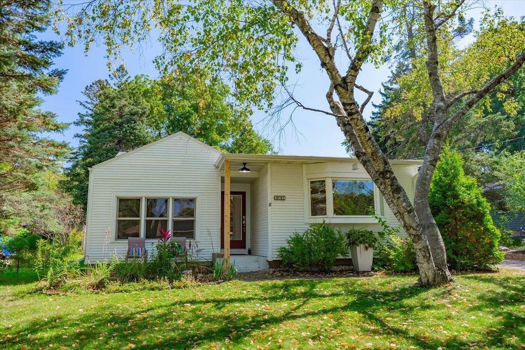 Photo of 401 Merrill Crest DRIVE, Madison, WI 53705 (MLS # 2008995)