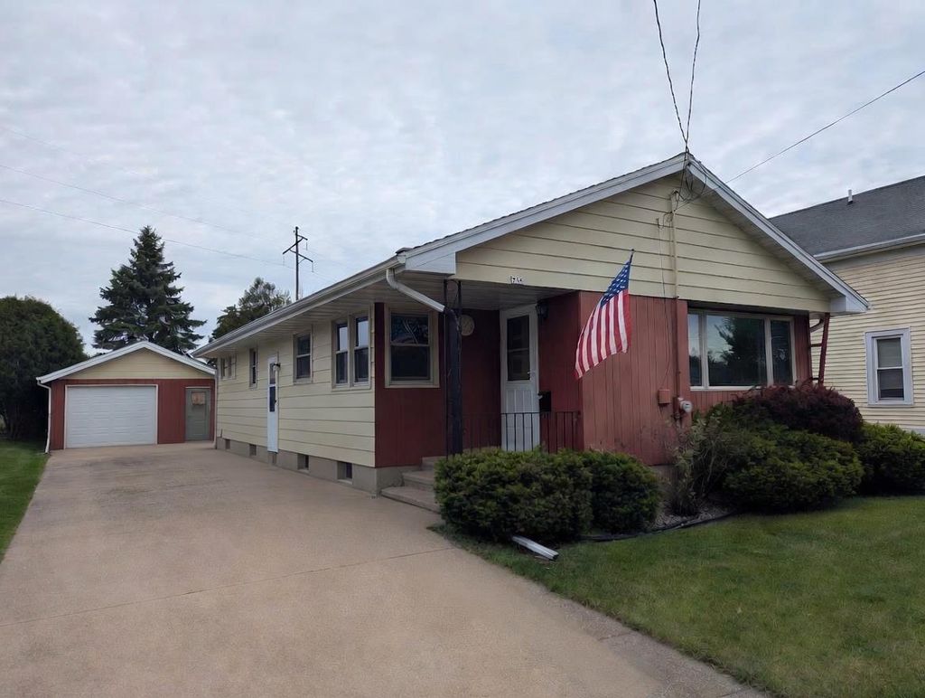 Photo of 736 W 8th AVENUE, Oshkosh, WI 54902 (MLS # 50325950)
