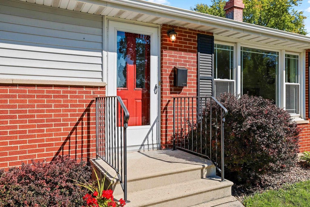 Photo of 1086 Thorndale STREET, Green Bay, WI 54304 (MLS # 50333204)