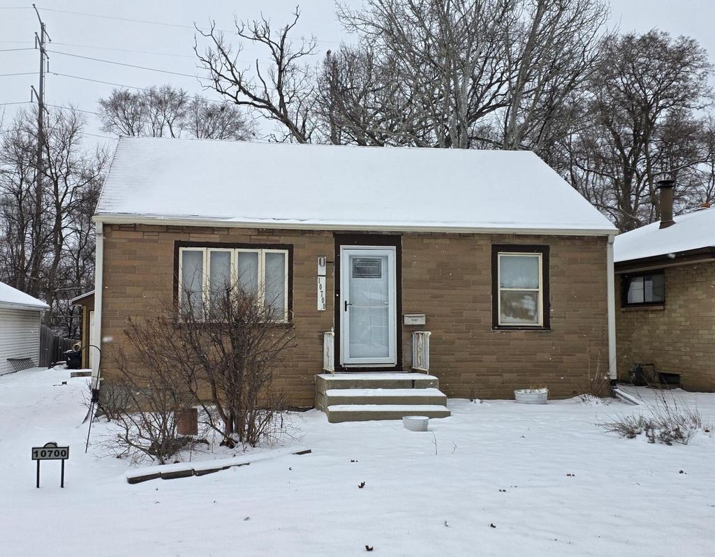 Photo of 10700 W Manor Park DRIVE, West Allis, WI 53227 (MLS # 1946194)