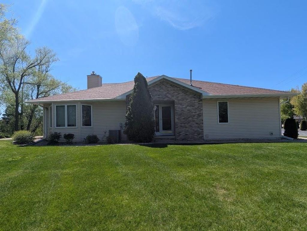Photo of 2721 W 9th AVENUE, Oshkosh, WI 54904 (MLS # 50325599)