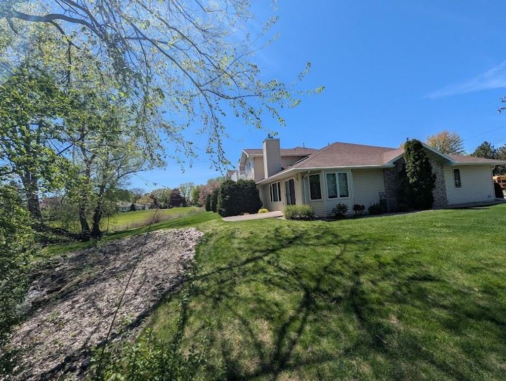 Photo of 2721 W 9th AVENUE, Oshkosh, WI 54904 (MLS # 50325599)