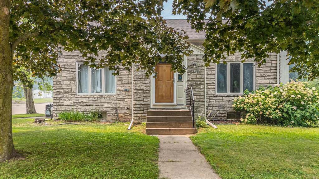 Photo of 1517 Division STREET, New London, WI 54961 (MLS # 50329519)