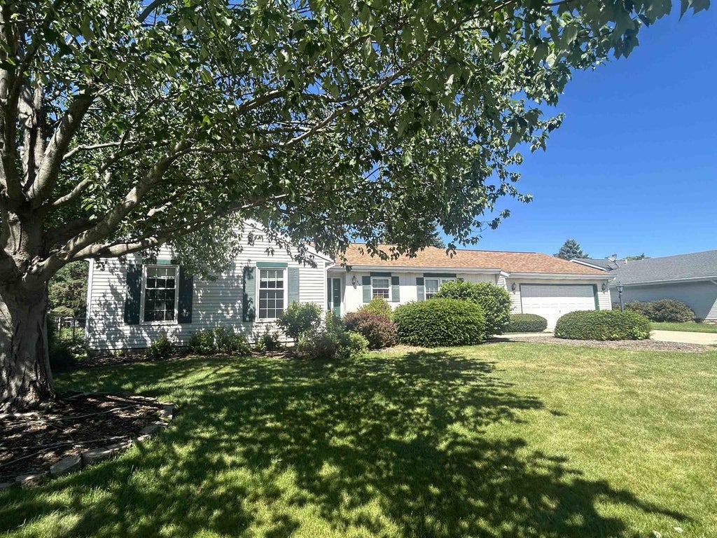 Photo of 919 N Wuthering Hills DRIVE, Janesville, WI 53546 (MLS # 2025884)