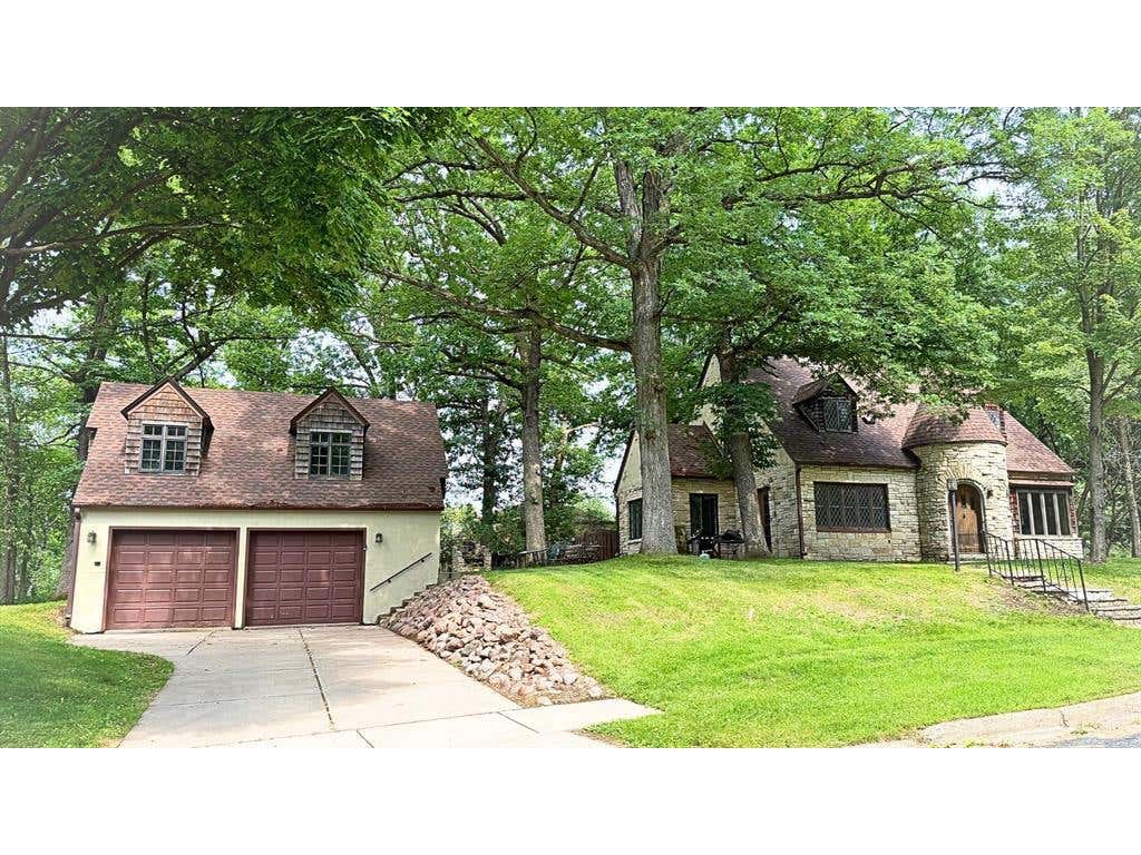 Photo of 910 Oakwood BOULEVARD, Menomonie, WI 54751 (MLS # 7106839)