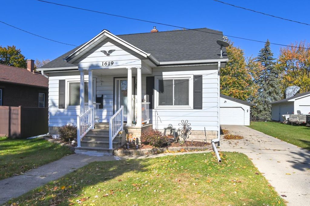 Photo of 1619 Farlin AVENUE, Green Bay, WI 54302 (MLS # 50317688)