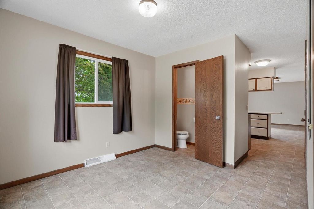 Photo of 1010 N Walnut AVENUE, Marshfield, WI 54449 (MLS # 22603401)