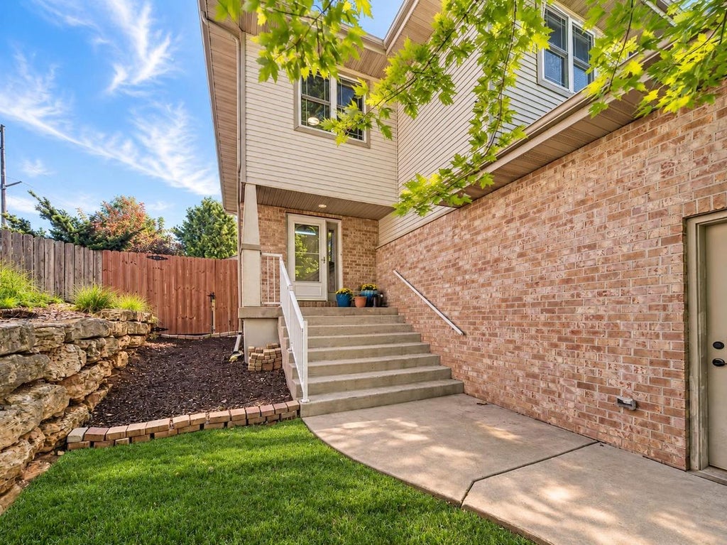 Photo of 1033 Vista Ridge DRIVE, Mount Horeb, WI 53572 (MLS # 2032275)