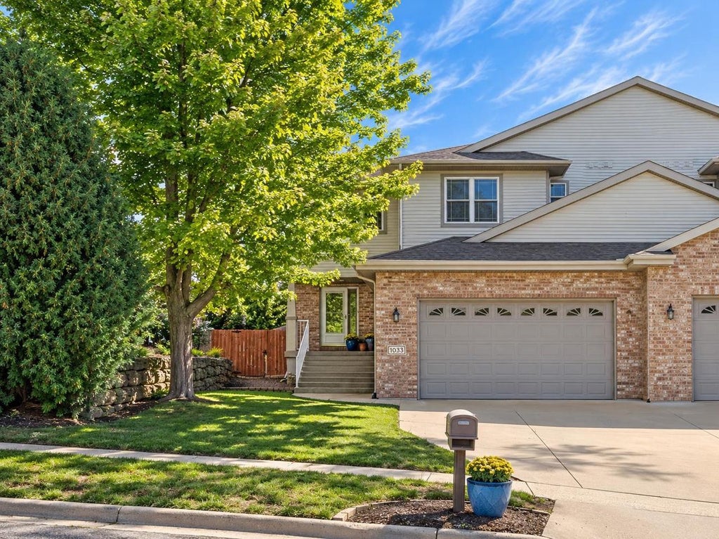 Photo of 1033 Vista Ridge DRIVE, Mount Horeb, WI 53572 (MLS # 2032275)