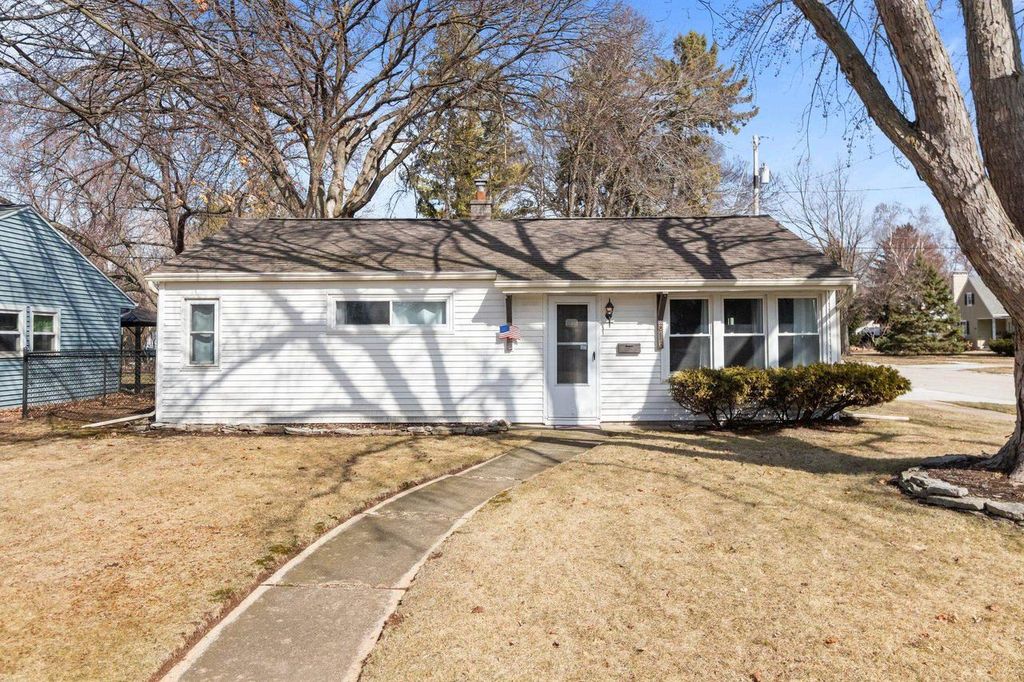 Photo of 516 Winnebago HEIGHTS, Neenah, WI 54956 (MLS # 50322124)
