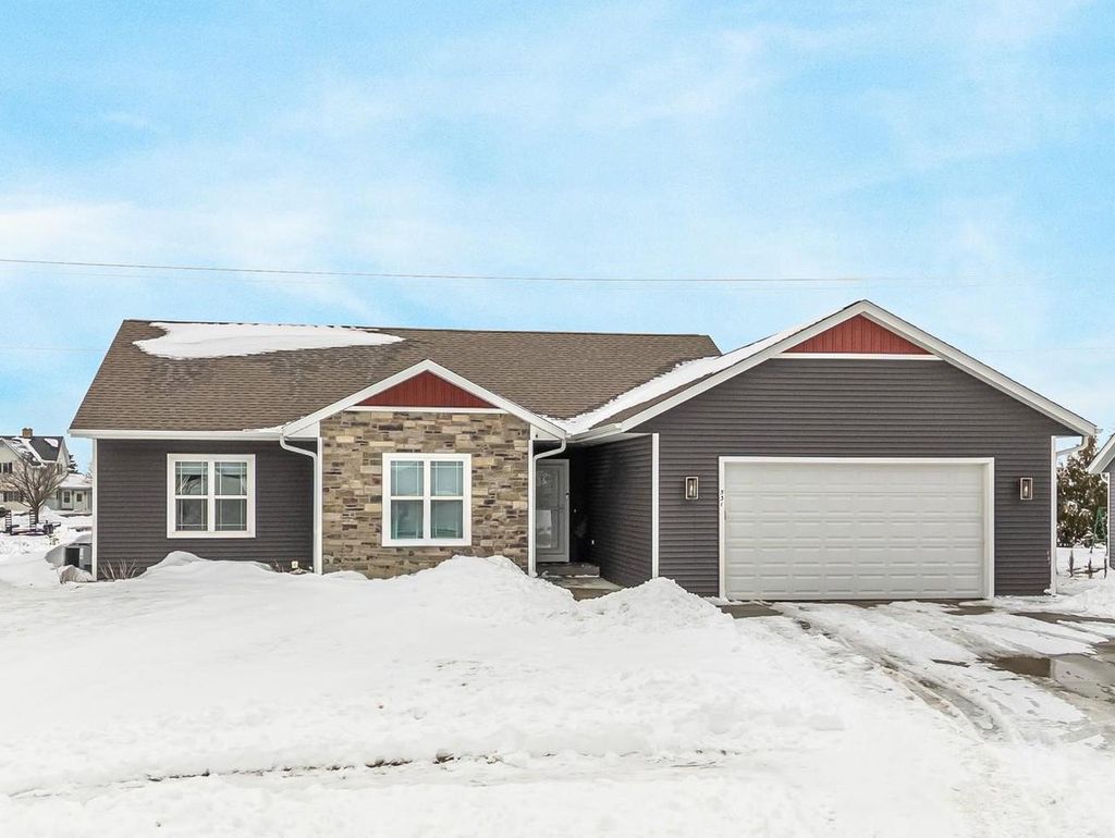 Photo of 531 S Silver Fox DRIVE, Kewaskum, WI 53040 (MLS # 50322438)