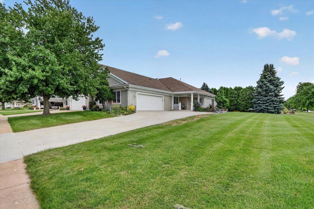 Photo of 3835 Huntington AVENUE, Janesville, WI 53546 (MLS # 2026893)