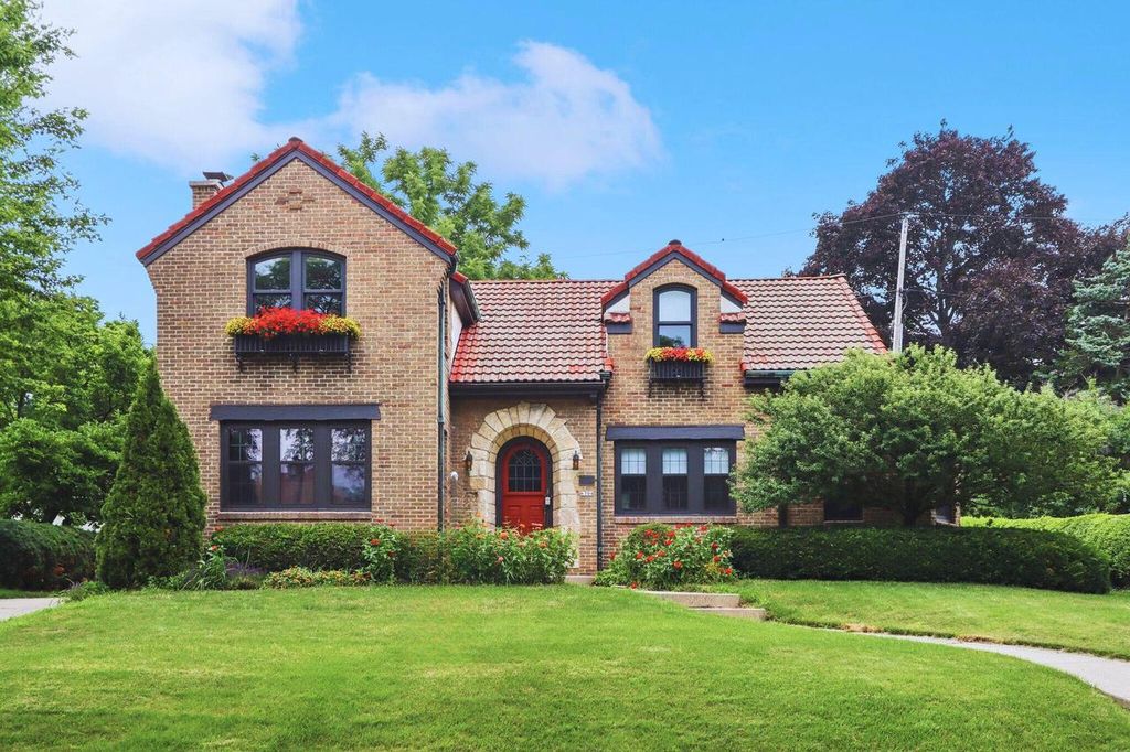 Photo of 6304 Upper PARKWAY NORTH PARKWAY N, Wauwatosa, WI 53213 (MLS # 1934513)