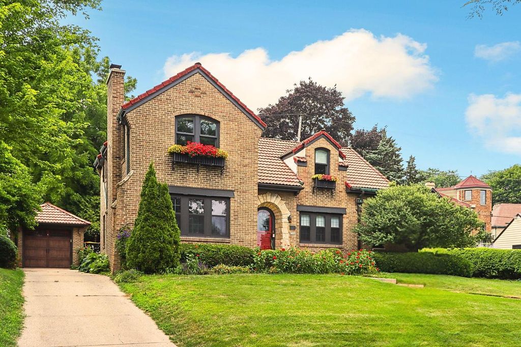 Photo of 6304 Upper PARKWAY NORTH PARKWAY N, Wauwatosa, WI 53213 (MLS # 1934513)