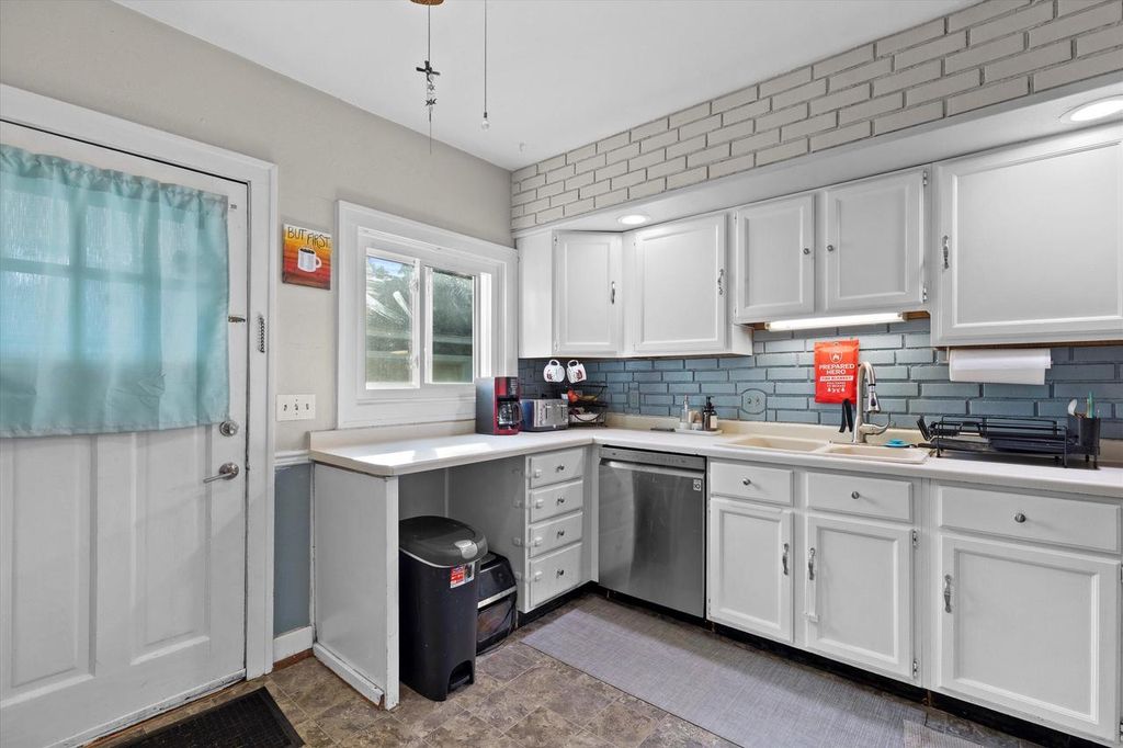 Photo of 401 S Grand AVENUE, Waukesha, WI 53186 (MLS # 1937433)