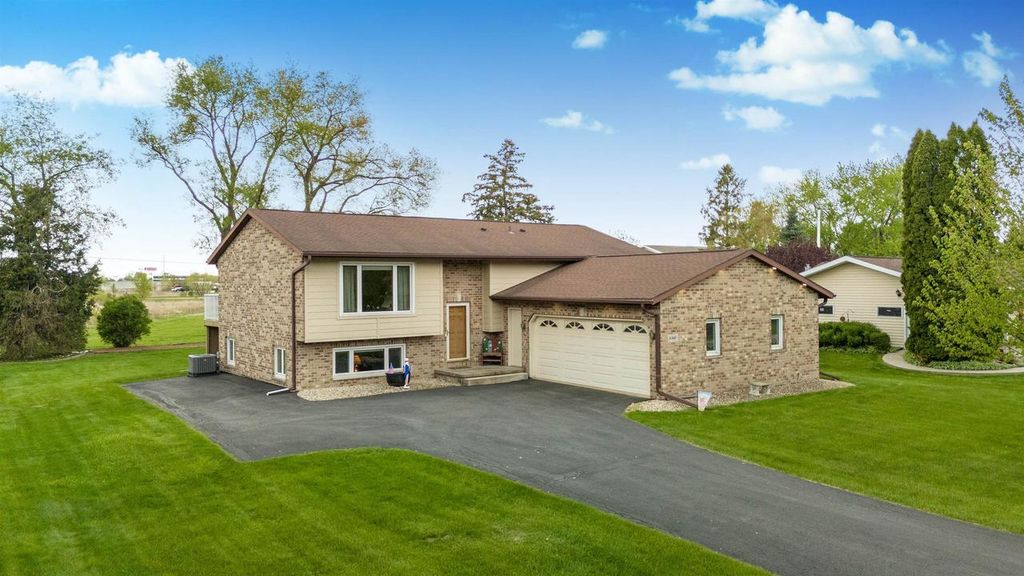 Photo of 6580 Linden CIRCLE, Windsor, WI 53598 (MLS # 2022959)