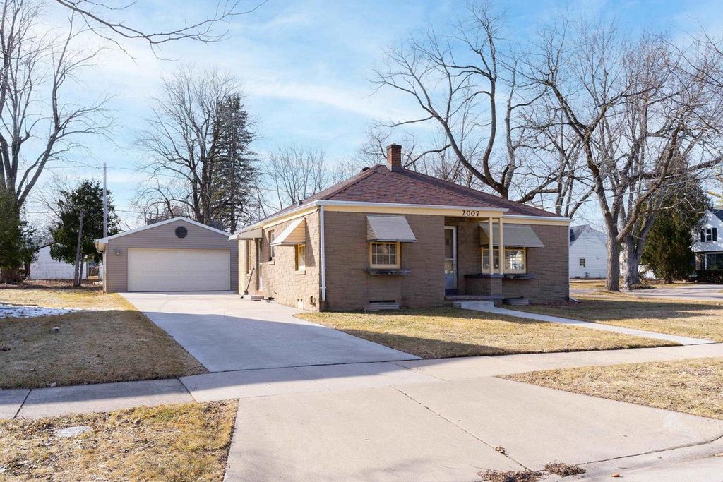Photo of 2007 N Division STREET, Appleton, WI 54911 (MLS # 50322334)